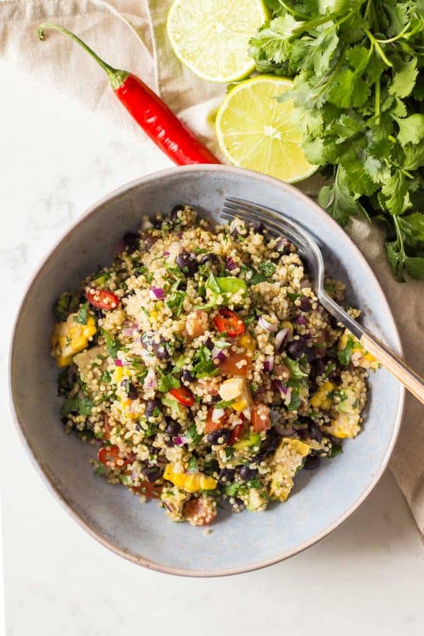 vegan mexicaanse quinoa salade in kleine lichtblauwe soepkom