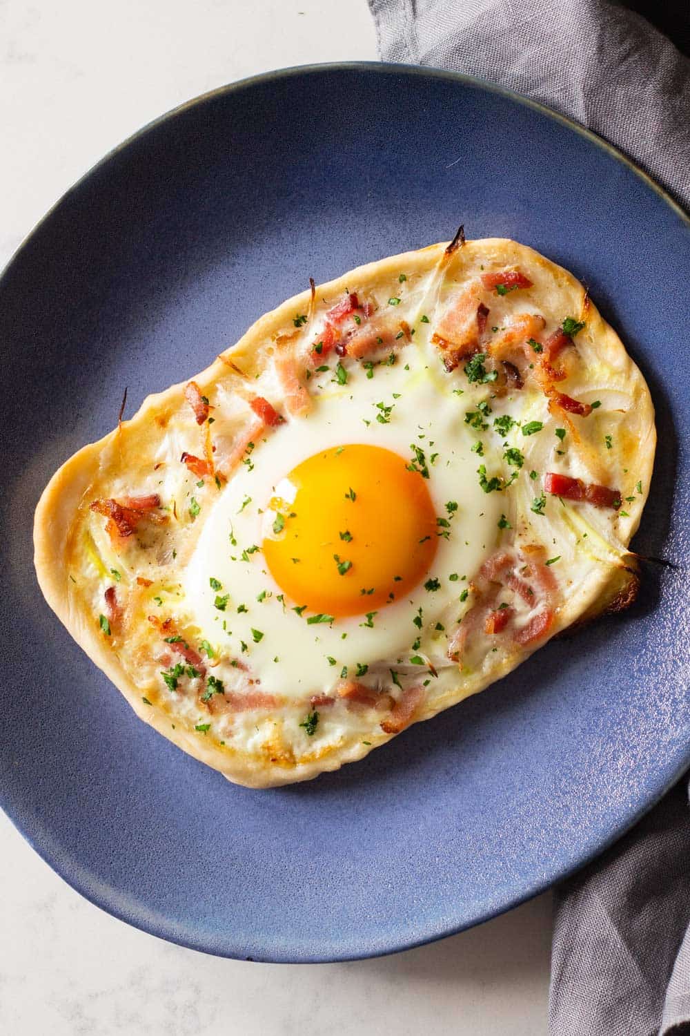 Breakfast pizza on a blue plate